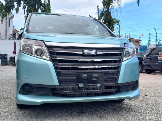 2015 Toyota Noah Green: Compact Family MPV with a Conscience