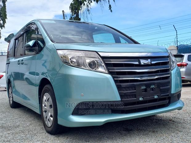 2015 Toyota Noah Green: Compact Family MPV with a Conscience