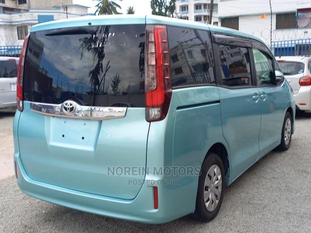 2015 Toyota Noah Green: Compact Family MPV with a Conscience