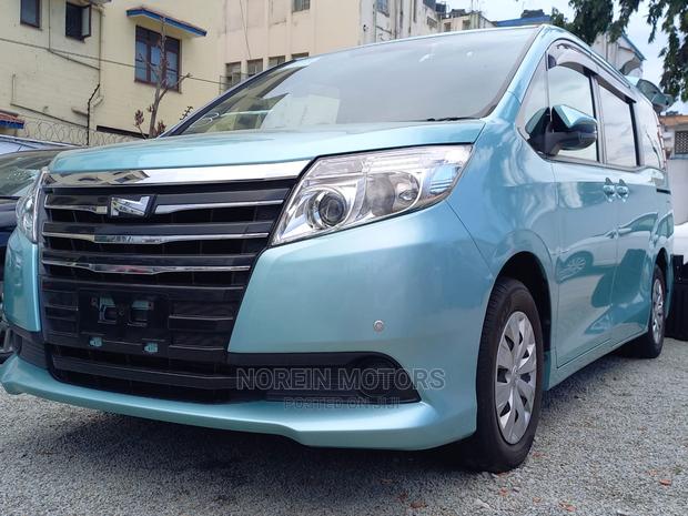 2015 Toyota Noah Green: Compact Family MPV with a Conscience