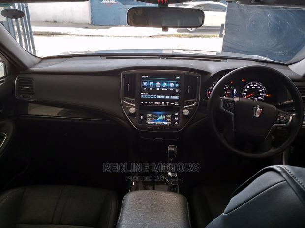 2016 Toyota Crown Silver: Exquisite Sedan with Powerful Performance