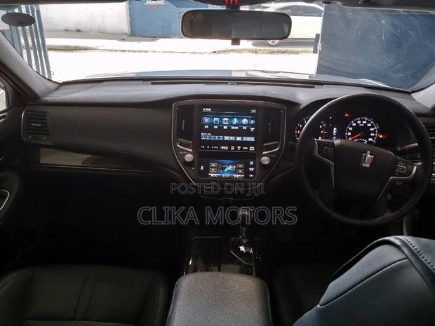 2016 Toyota Crown Silver: Exquisite Sedan with Powerful Performance