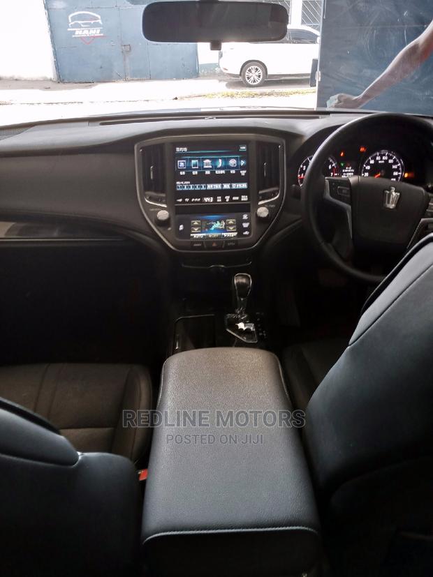 2016 Toyota Crown Silver: Exquisite Sedan with Powerful Performance