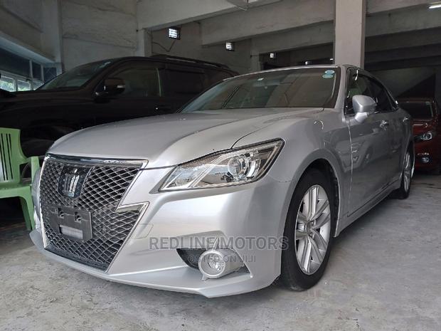 2016 Toyota Crown Silver: Exquisite Sedan with Powerful Performance