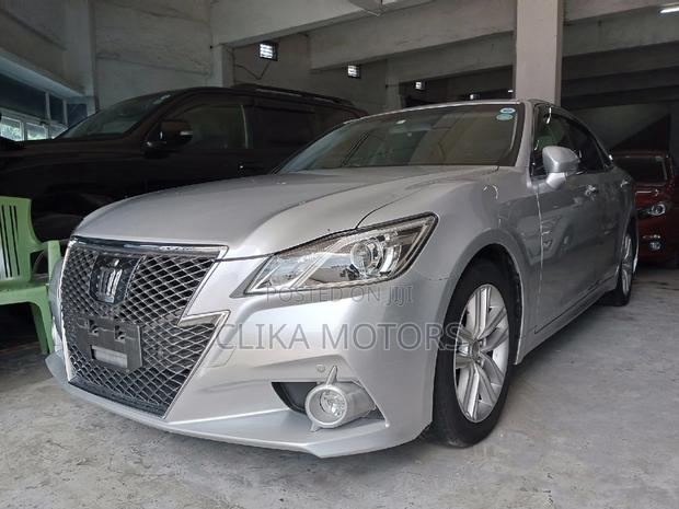 2016 Toyota Crown Silver: Exquisite Sedan with Powerful Performance