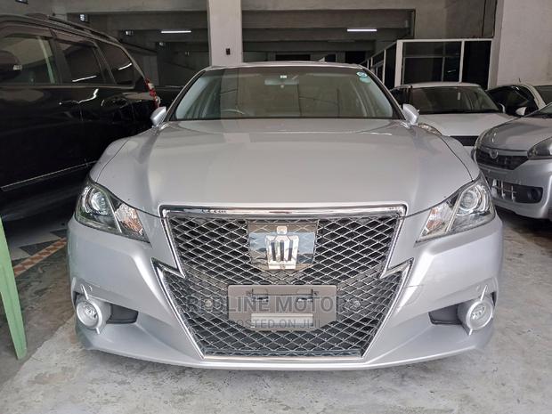 2016 Toyota Crown Silver: Exquisite Sedan with Powerful Performance
