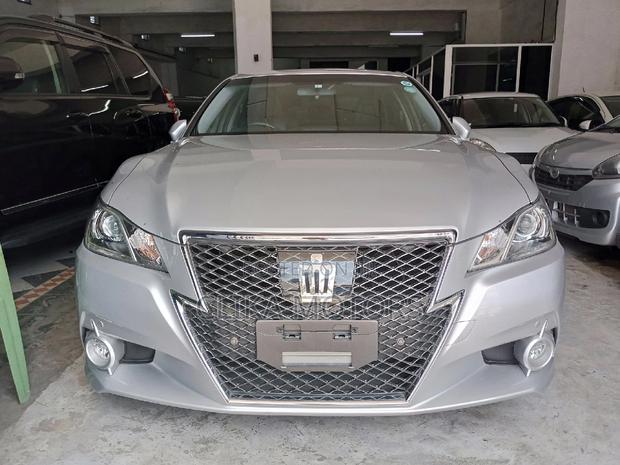 2016 Toyota Crown Silver: Exquisite Sedan with Powerful Performance