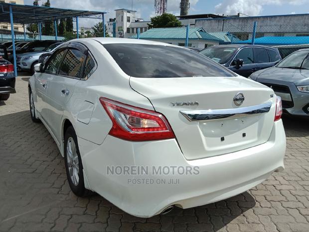 Off-White 2015 Nissan Teana: Comfortable Luxury Sedan