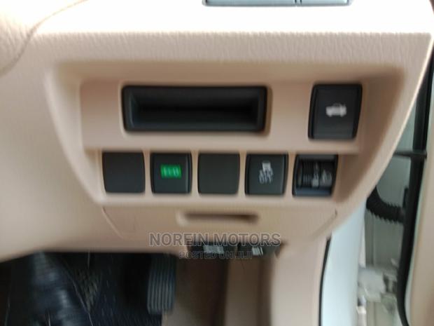 Off-White 2015 Nissan Teana: Comfortable Luxury Sedan