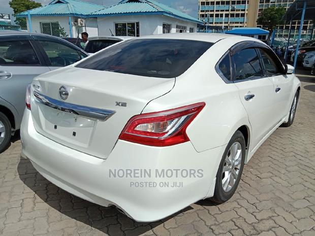 Off-White 2015 Nissan Teana: Comfortable Luxury Sedan
