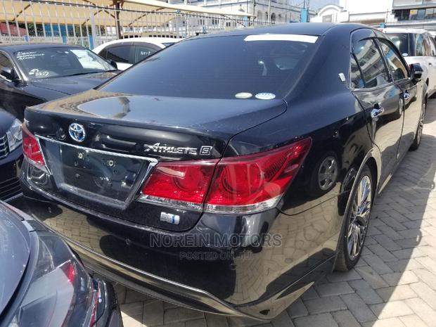 2015 Toyota Crown Black: Reliable and Stylish Sedan