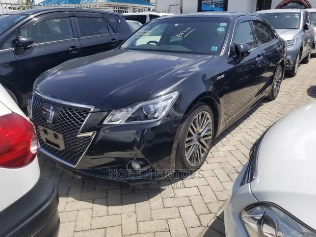 2015 Toyota Crown Black: Reliable and Stylish Sedan