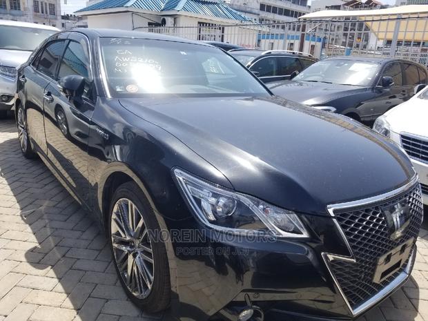 2015 Toyota Crown Black: Reliable and Stylish Sedan