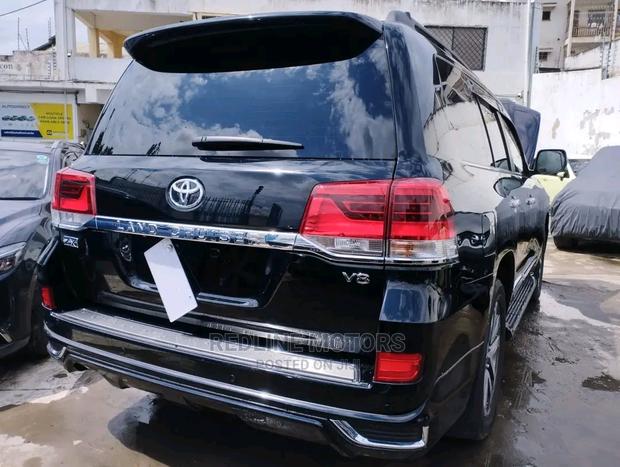 New 2016 Toyota Land Cruiser Prado in Black: High-Performance SUV