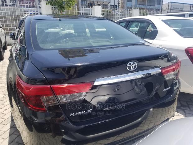 2015 Toyota Mark X Black: Sophisticated Style
