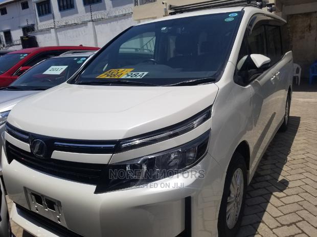 Off-White Toyota Voxy 2013: Comfortable & Modern