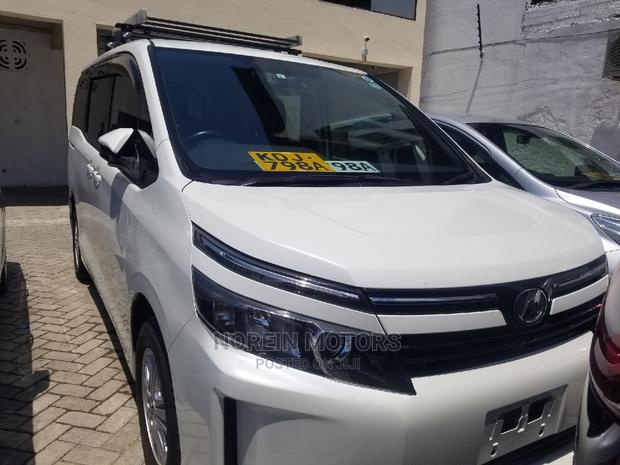 Off-White Toyota Voxy 2013: Comfortable & Modern