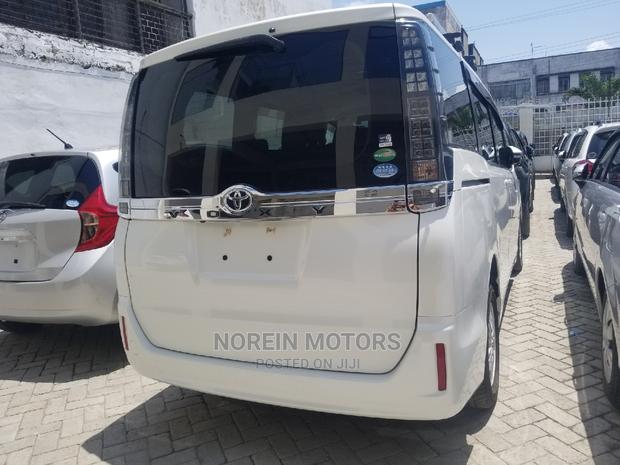 Off-White Toyota Voxy 2013: Comfortable & Modern