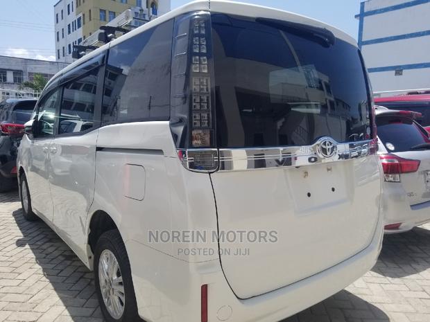 Off-White Toyota Voxy 2013: Comfortable & Modern