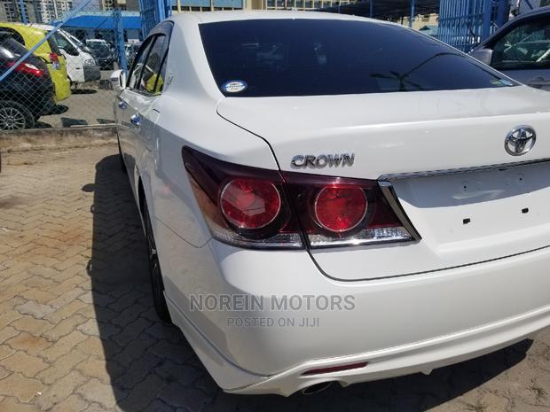 Off-White 2014 Toyota Crown: Luxury and Performance