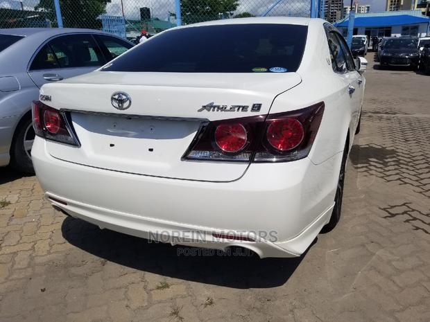 Off-White 2014 Toyota Crown: Luxury and Performance