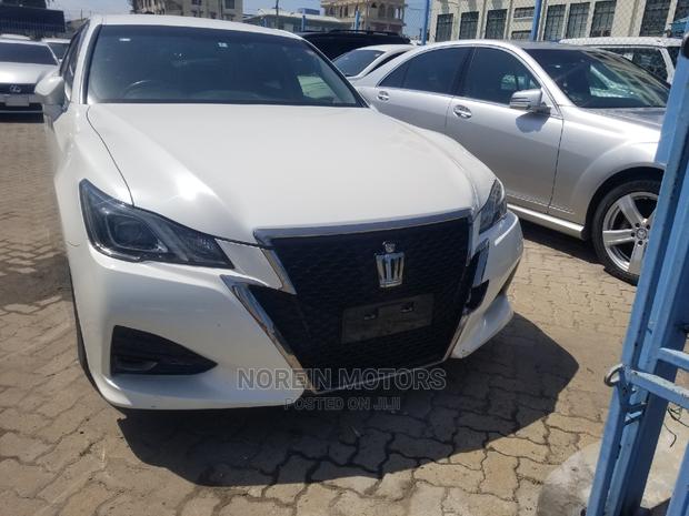 Off-White 2014 Toyota Crown: Luxury and Performance