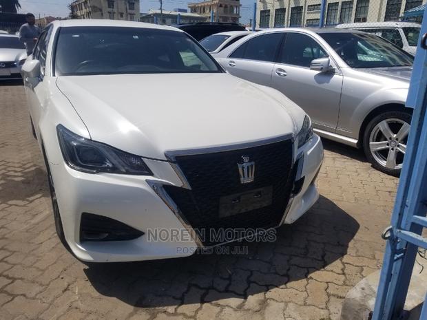 Off-White 2014 Toyota Crown: Luxury and Performance
