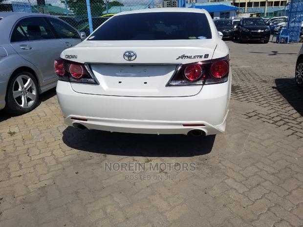 Off-White 2014 Toyota Crown: Luxury and Performance
