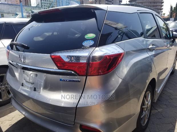 2015 Honda Shuttle Silver: Affordable Luxury