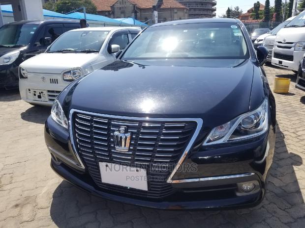 2014 Toyota Crown Blue Sedan - Stunning Blue Sedan in Excellent Condition with Plenty of Features for Comfort and Enjoyment