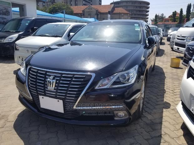 2014 Toyota Crown Blue Sedan - Stunning Blue Sedan in Excellent Condition with Plenty of Features for Comfort and Enjoyment
