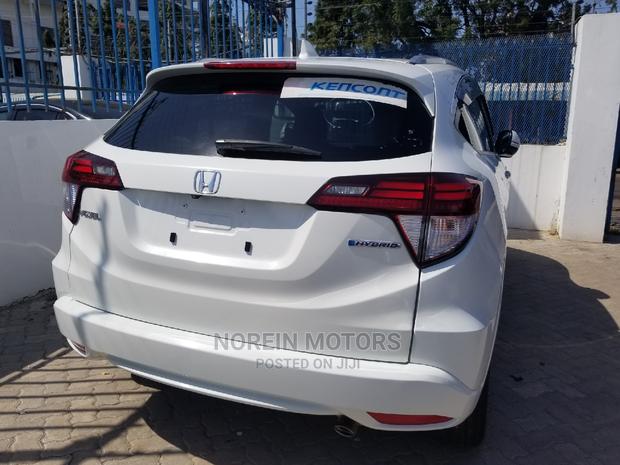 White 2015 Honda Vezel - Stylish and Reliable Pre-owned