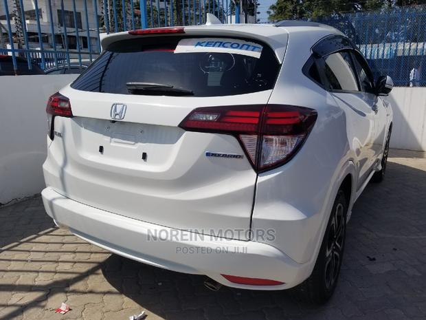 White 2015 Honda Vezel - Stylish and Reliable Pre-owned