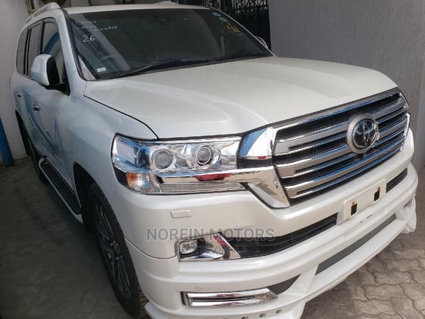 7-Seat 2015 Toyota Land Cruiser Prado 3.0 D-4d (190 Hp): Elegant and Robust White SUV