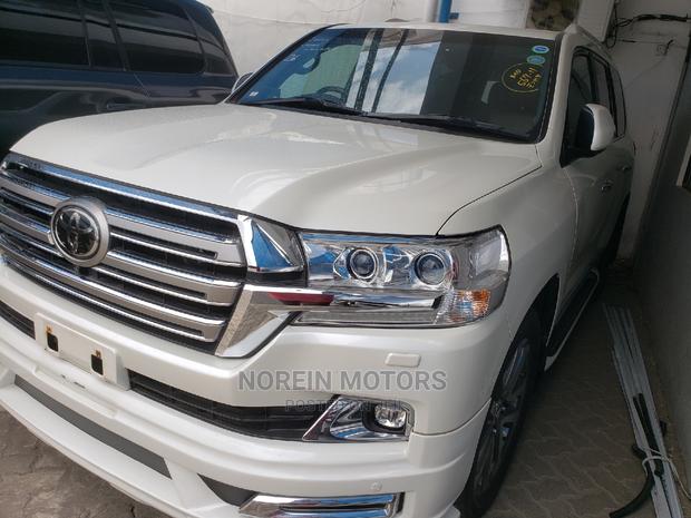 7-Seat 2015 Toyota Land Cruiser Prado 3.0 D-4d (190 Hp): Elegant and Robust White SUV