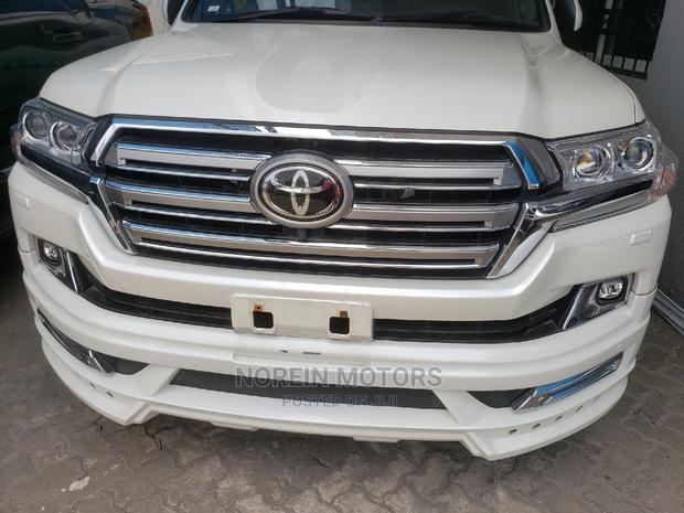 7-Seat 2015 Toyota Land Cruiser Prado 3.0 D-4d (190 Hp): Elegant and Robust White SUV
