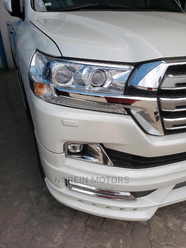 7-Seat 2015 Toyota Land Cruiser Prado 3.0 D-4d (190 Hp): Elegant and Robust White SUV