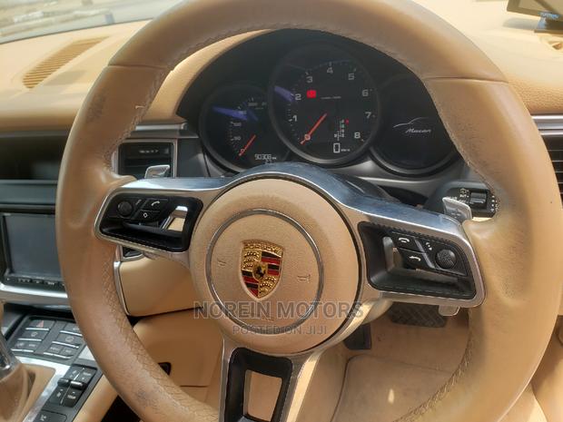 2015 Porsche Macan Pearl: Premium SUV, Ready for Adventure