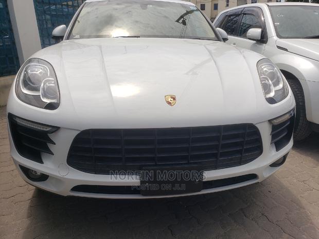 2015 Porsche Macan Pearl: Premium SUV, Ready for Adventure