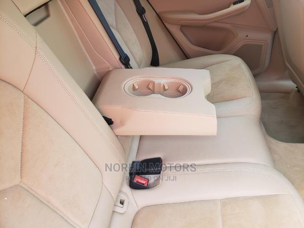 2015 Porsche Macan Pearl: Premium SUV, Ready for Adventure