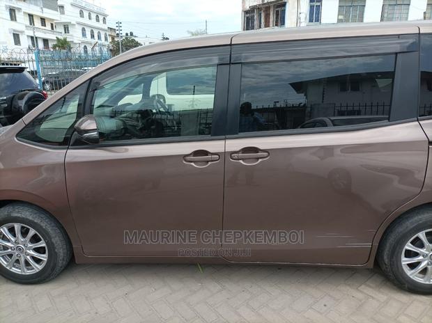 Toyota Noah 2.0 AWD (8 Seater) 2015 Brown