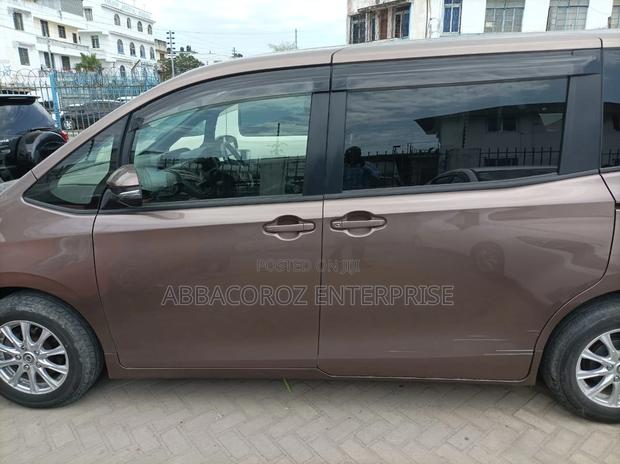 Toyota Noah 2.0 AWD (8 Seater) 2015 Brown