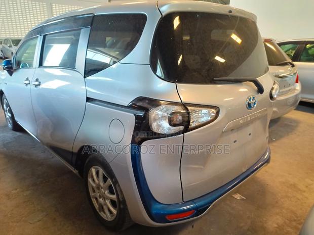 Toyota Sienta 1.5 Hybrid FWD (6-Seater) 2015 Silver