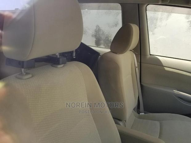 2016 Toyota ISIS Silver: Premium Performance