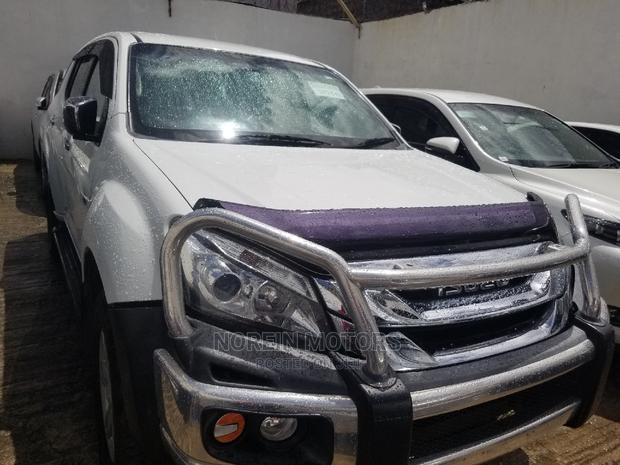 Premium Isuzu MU-X 2016 White: Two Options Available, Perfect for Off-Road Expeditions