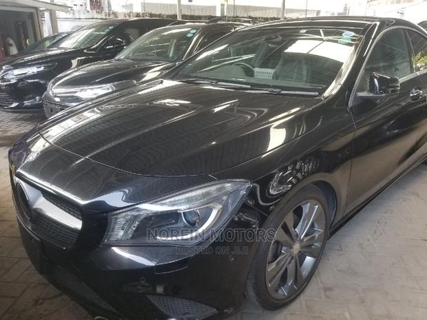 sleek 2015 Mercedes-Benz C180 in Black: Stunning Compact Sedan