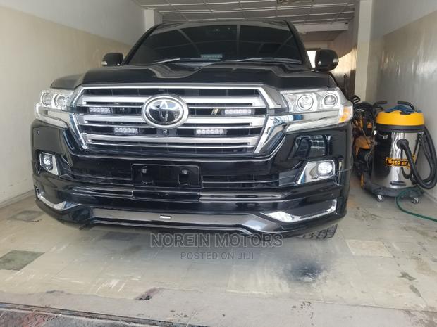 2016 Black Toyota Land Cruiser - Powerful Off-Roader
