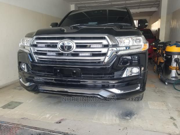 2016 Black Toyota Land Cruiser - Powerful Off-Roader