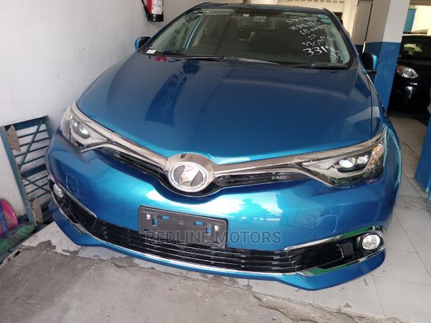 Blue 2016 Toyota Auris: Compact Sedan with Efficiency