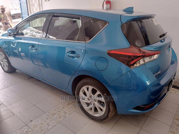 Blue 2016 Toyota Auris: Compact Sedan with Efficiency